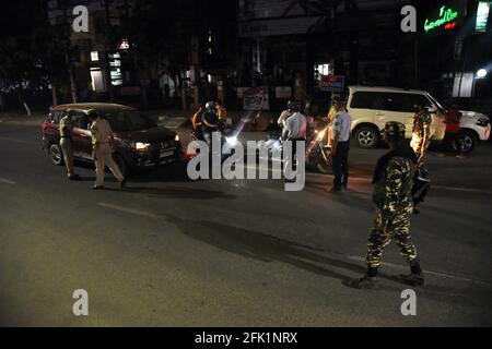 Guwahati, Assam, Inde. 27 avril 2021. Le personnel de sécurité arrête les véhicules pour vérifier le 1er jour du couvre-feu de nuit imposé par l'administration de l'État en raison d'une pandémie de coronavirus à Guwahati Assam India le mardi 27 avril 2021. Le couvre-feu de nuit est imposé d'aujourd'hui au 1er mai 2021 de 8 h à 5 h à travers l'État Credit: Dasarath Deka/ZUMA Wire/Alay Live News Banque D'Images