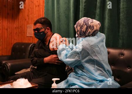 SRINAGAR, Inde. 27 avril 2021. Un journaliste reçoit sa première dose de vaccin Covid après une campagne de vaccination spéciale pour les journalistes effectuée au Kashmir Press Club Srinagar. Jammu-et-Cachemire a enregistré 1,937 cas de Covid-19 nouveaux positifs, 19 patients ayant succombé au virus - le plus grand nombre en une seule journée depuis le début de la pandémie l'an dernier. (Photo par Adil Abass/Pacific Press) Credit: Pacific Press Media production Corp./Alay Live News Banque D'Images