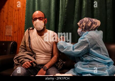 SRINAGAR, Inde. 27 avril 2021. Un journaliste reçoit sa première dose de vaccin Covid après une campagne de vaccination spéciale pour les journalistes effectuée au Kashmir Press Club Srinagar. Jammu-et-Cachemire a enregistré 1,937 cas de Covid-19 nouveaux positifs, 19 patients ayant succombé au virus - le plus grand nombre en une seule journée depuis le début de la pandémie l'an dernier. (Photo par Adil Abass/Pacific Press) Credit: Pacific Press Media production Corp./Alay Live News Banque D'Images