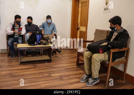 SRINAGAR, Inde. 27 avril 2021. Journalistes en attente après une campagne spéciale de vaccination pour les journalistes effectuée au Kashmir Press Club Srinagar. Jammu-et-Cachemire a enregistré 1,937 cas de Covid-19 nouveaux positifs, 19 patients ayant succombé au virus - le plus grand nombre en une seule journée depuis le début de la pandémie l'an dernier. (Photo par Adil Abass/Pacific Press) Credit: Pacific Press Media production Corp./Alay Live News Banque D'Images