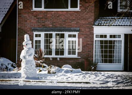 Bonhomme de neige sur un coin de rue Banque D'Images