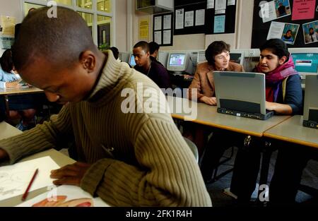 Estelle Mooris, secrétaire à l'éducation, à l'Académie William Moris Hammersmith ce matin le jour où le papier vert est sorti.12 Février 2002 photo Andy Paradise Banque D'Images