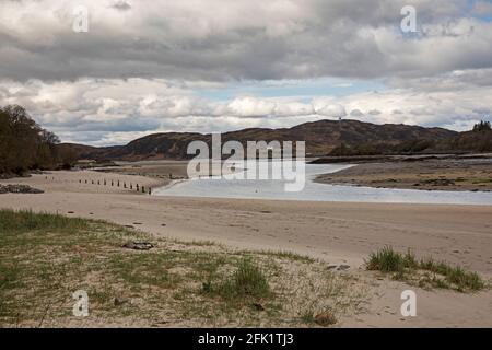 Lochaber, Écosse, météo britannique. 27 avril 2021. Un après-midi nuageux et lumineux à Lochaber, encore assez calme sur les routes et les belles plages avec le campervan occasionnel et motorhome voyage environ. Photo : une plage vide à Silver Sands Morar. Banque D'Images