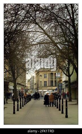 LE SHOPPING PRESINCT DE CHELTENHAM... aller avec l'histoire de Mathew Beard en comparant l'année dernière a annulé Cheltenham Gold Cup Festival à cette année... photo David Sandison 6/3/2002 Banque D'Images