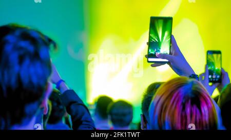 Des adolescents enregistrant des vidéos de concert avec leur smartphone Banque D'Images
