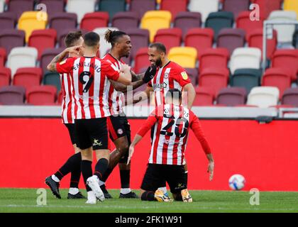 Brentford Community Stadium, Londres, Royaume-Uni. 27 avril 2021. Championnat de football de la Ligue anglaise de football, Brentford FC versus Rotherham United ; Bryan Mbeumo de Brentford célèbre avec ses coéquipiers après avoir marquant son premier but dans la 26e minute pour le faire 1-0 Credit: Action plus Sports/Alay Live News Banque D'Images