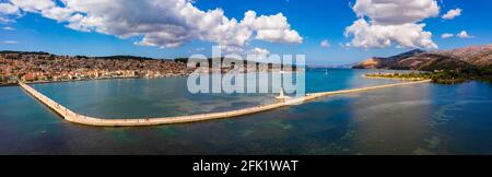 Vue aérienne du pont de Bosset dans la ville d'Argostoli sur l'île de Kefalonia. Pont de Bosset sur le lac à Argostoli, Kefalonia. Obélisque et le de Bo Banque D'Images