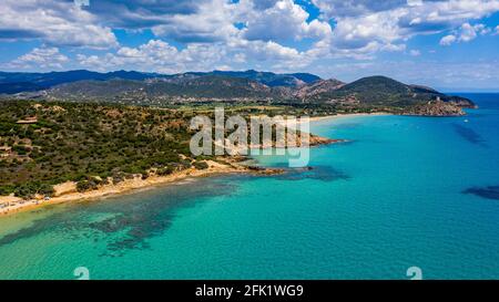 Panorama des magnifiques plages de Chia, Sardaigne, Italie. Vue sur la magnifique baie de Chia et les magnifiques plages, l'île de Sardaigne, l'Italie. Belle mer an Banque D'Images