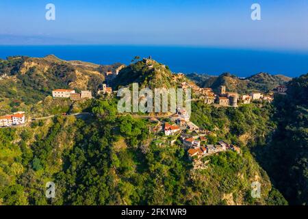 Vue aérienne du village de Savoca en Sicile, Italie. Village sicilien de Savoca (connu dans les films de Parrain). Maisons sur une colline à Savoca, petite ville sur S Banque D'Images