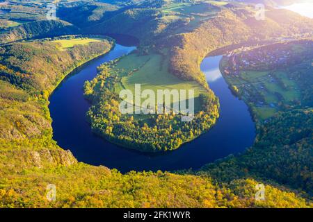 Vue sur le méandre en forme de fer à cheval de la rivière Vltava depuis le point de vue de Solenice, République tchèque. Zduchovice, Solenice, joyau caché parmi les destinations de voyage, clos Banque D'Images