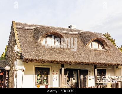 Ancienne ferme avec toit de chaume. Les tasses et les assiettes sont vendues, Tihany, comté de Veszprem, Transdanubia centrale, Hongrie, Banque D'Images