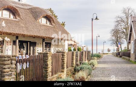 Ancienne ferme avec toit de chaume. Les tasses et les assiettes sont vendues, Tihany, comté de Veszprem, Transdanubia centrale, Hongrie, Banque D'Images