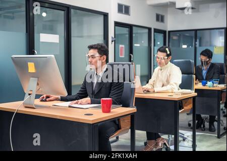 Groupe d'employés de bureau travaillant avec un ordinateur au bureau bureau moderne Banque D'Images