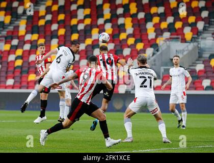 Brentford Community Stadium, Londres, Royaume-Uni. 27 avril 2021. Championnat de football de la Ligue anglaise de football, Brentford FC versus Rotherham United ; Bryan Mbeumo de Brentford dirige le ballon pour marquer ses côtés 1er but dans la 26e minute pour le faire 1-0 crédit: Action plus Sports/Alay Live News Banque D'Images