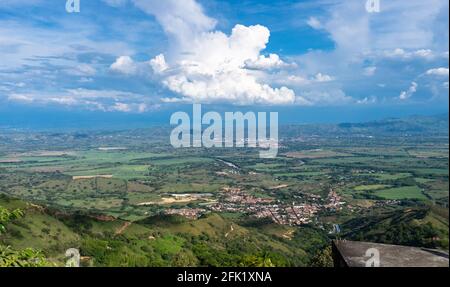 Beaux paysages naturels colombiens, villes, ciel bleu, animaux dans leur habitat naturel. Banque D'Images