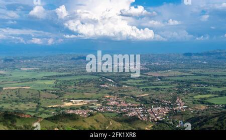 Beaux paysages naturels colombiens, villes, ciel bleu, animaux dans leur habitat naturel. Banque D'Images