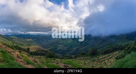 Beaux paysages naturels colombiens, villes, ciel bleu, animaux dans leur habitat naturel. Banque D'Images