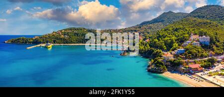 Vue aérienne de la ville de Poros, île de Kefalonia en Grèce. Poros ville au milieu de la journée. Céphalonie ou île de Kefalonia, Mer Ionienne, Grèce. Poros v Banque D'Images