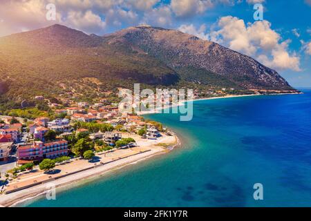 Vue aérienne de la ville de Poros, île de Kefalonia en Grèce. Poros ville au milieu de la journée. Céphalonie ou île de Kefalonia, Mer Ionienne, Grèce. Poros v Banque D'Images