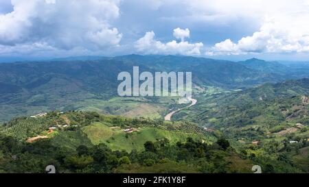 Beaux paysages naturels colombiens, villes, ciel bleu, animaux dans leur habitat naturel. Banque D'Images