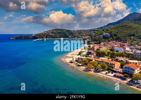 Vue aérienne de la ville de Poros, île de Kefalonia en Grèce. Poros ville au milieu de la journée. Céphalonie ou île de Kefalonia, Mer Ionienne, Grèce. Poros v Banque D'Images