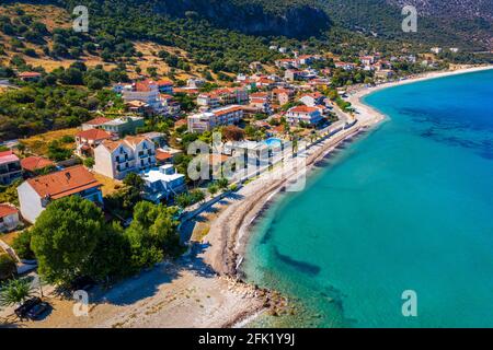 Vue aérienne de la ville de Poros, île de Kefalonia en Grèce. Poros ville au milieu de la journée. Céphalonie ou île de Kefalonia, Mer Ionienne, Grèce. Poros v Banque D'Images