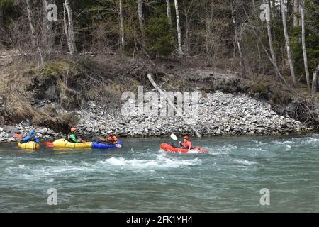 Kayakistes sur l'eau vive dans la gorge du Rhin Ruinaulta en Suisse. Banque D'Images