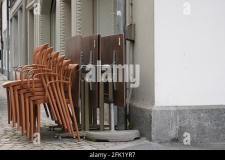 Chaises et tables agrafées d'un restaurant avec terrasse fermée et espace copie à Lucerne, Suisse. Les établissements gastronomiques sont sous confinement. Banque D'Images