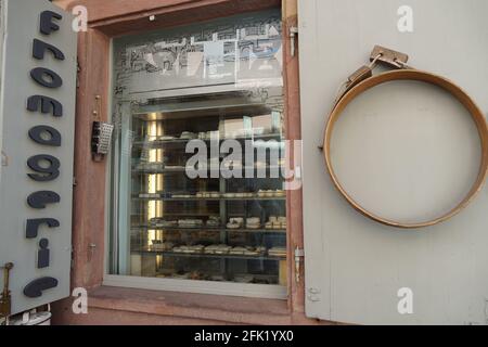 Fromagerie écrite en français sur la façade du bâtiment avec vitrine avec exposition de différentes sortes de fromages. Banque D'Images