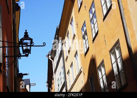 Vue à angle bas sur les façades du quartier de la vieille ville de Stockholm. Banque D'Images