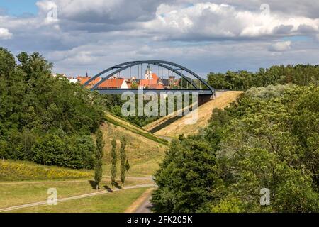 Pont Arche en acier sur la ligne de chemin de fer de Gera-Ronneburg, Maisons de la ville de Ronneburg en arrière-plan, Thuringe, Allemagne, Europe Banque D'Images