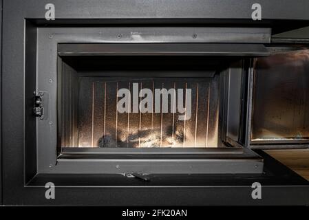 Chambre en céramique dans une cheminée moderne avec une chambre de combustion fermée dans le salon, foyer intérieur. Banque D'Images