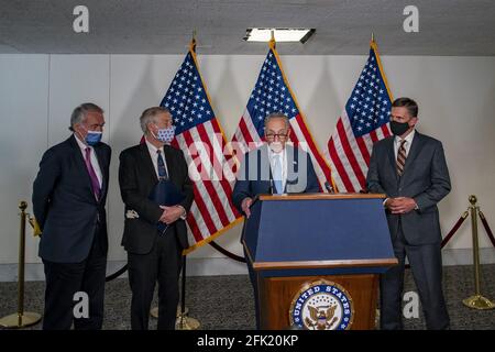 Washington, États-Unis. 27 avril 2021. Le leader de la majorité au Sénat Charles Schumer D-NYC, donne à la presse une conférence de la direction démocrate au Capitole des États-Unis à Washington, DC, le mardi 27 2021 avril. Schumer a parlé des prochains actes de méthane que nous sommes discutés à l'étage de la maison. Photo par Tasos Katopodis/UPI crédit: UPI/Alay Live News Banque D'Images