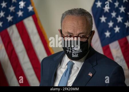 Washington, États-Unis. 27 avril 2021. Le leader de la majorité au Sénat Charles Schumer D-NYC, donne à la presse une conférence de la direction démocrate au Capitole des États-Unis à Washington, DC, le mardi 27 2021 avril. Schumer a parlé des prochains actes de méthane que nous sommes discutés à l'étage de la maison. Photo par Tasos Katopodis/UPI crédit: UPI/Alay Live News Banque D'Images