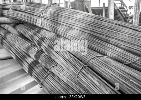 Renforcement des structures en béton sur l'usine. Matériaux de stockage de l'armature dans un atelier industriel. Fabrication d'accessoires. Banque D'Images