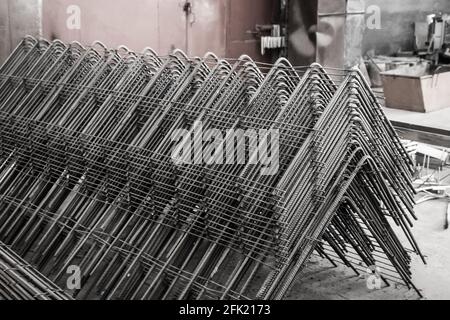 Renforcement des structures en béton sur l'usine. Matériaux de stockage de l'armature dans un atelier industriel. Fabrication d'accessoires. Banque D'Images