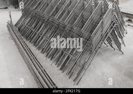 Renforcement des structures en béton sur l'usine. Matériaux de stockage de l'armature dans un atelier industriel. Fabrication d'accessoires. Banque D'Images