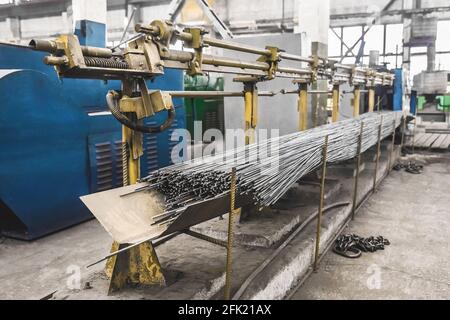 Renforcement des structures en béton sur l'usine. Matériaux de stockage de l'armature dans un atelier industriel. Fabrication d'accessoires. Banque D'Images