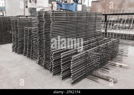 Renforcement des structures en béton sur l'usine. Matériaux de stockage de l'armature dans un atelier industriel. Fabrication d'accessoires. Banque D'Images