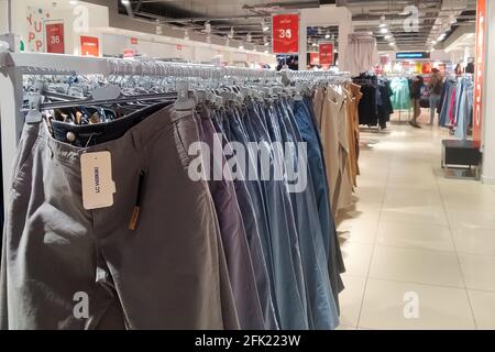 BELARUS, NOVOPOLOTSK - 29 SEPTEMBRE 2020 : vêtements sur les étagères du magasin Banque D'Images