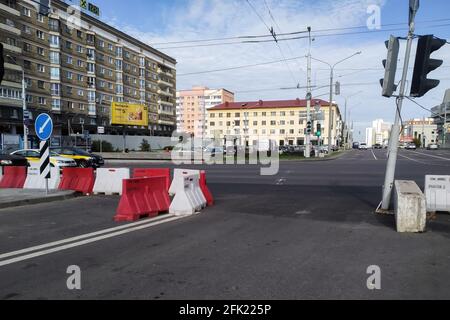 BELARUS, NOVOPOLOTSK - 29 SEPTEMBRE 2020 : pas de rue d'entrée Banque D'Images