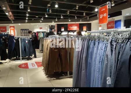 BELARUS, NOVOPOLOTSK - 29 SEPTEMBRE 2020 : vêtements sur les étagères du magasin Banque D'Images