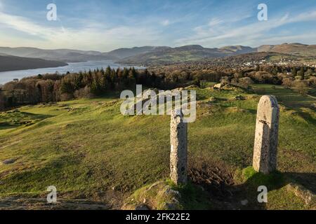 La vue depuis le sommet de Brant est tombée sur Bowness À Windermere et les fells au-delà en fin d'après-midi soleil Banque D'Images