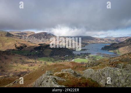 Vue sur Ullswater depuis le sommet d'Arnison Crags au-dessus Patterdale Banque D'Images