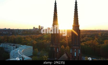 Varsovie, Pologne 12.01.2020 - vue de face de la cathédrale Saint-Michel l'Archange et Saint-Florian le Martyr. Vue sur le coucher du soleil. Les rayons du soleil frappent l'église. Arbres en arrière-plan contre le ciel clair. Banque D'Images