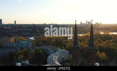 Varsovie, Pologne 12.01.2020 - vue aérienne de la ville de Varsovie. Arbres verts luxuriants contre le ciel bleu nuageux. Tours jumelles de la cathédrale Saint-Michel l'Archange et Saint-Florian le Martyr. Banque D'Images