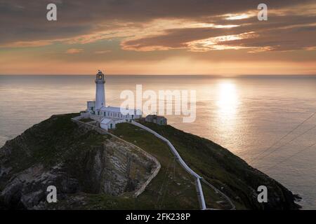 Soirée sur le phare de South Stack construit sur le sommet d'une petite île appelée Ynys Lawd au large de la côte nord-ouest de l'île Sainte, Anglesey, pays de Galles, Royaume-Uni Banque D'Images