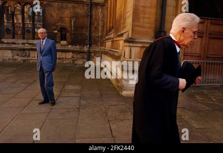 le candidat lord bingham à oxford en tant que diplômés votant pour le prochain chancelier de l'université d'oxford. 14/3/03 pilston Banque D'Images