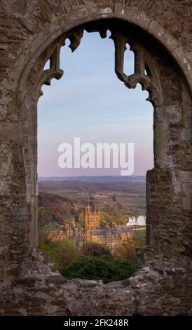 Château de Margam vu par une fenêtre dans les ruines de Capel Mair à Port Talbot, Royaume-Uni Banque D'Images