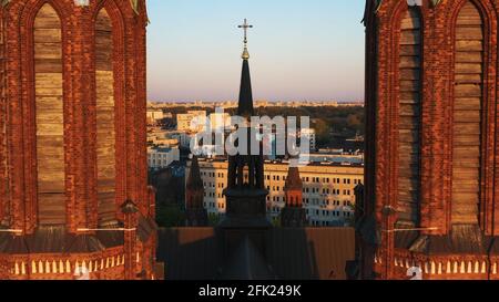 Varsovie, Pologne 12.01.2020 - vue rapprochée de la cathédrale Saint-Michel l'Archange et Saint-Florian le Martyr. Ciel bleu pittoresque en arrière-plan. Banque D'Images